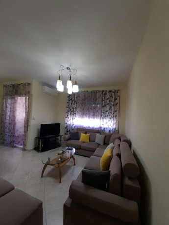 jepet-shtepi-me-qera-per-banim-ne-pallat-i-ri-21-zona-komuna-parisit-kristal-center-big-1