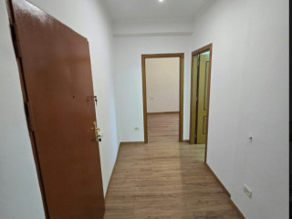 Shitet apartament ne Pallat i Ri 1+1 zona: Spitali / Allias / Tufine