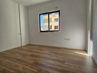 Shitet apartament 1+1 zona: Rr. e Kavajes / 21 Dhjetori