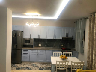 Apartament me qira 2+1 ne Pallat i Ri zona: Komuna Parisit / Kristal Center