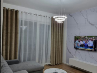 Apartament me qera 1+1 ne pallat te ri zona: Komuna Parisit / Kristal Center